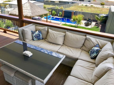 Coastal Paradise Holiday Home: Swimming Pool + WiFi - Tourism Bookings 1