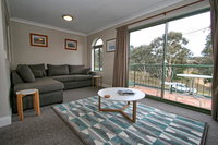 Cobb  Co 3/39 Cobbon Crescent