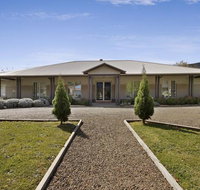 Collins Retreat - 4 Bedroom home with Pool - Accommodation Europe