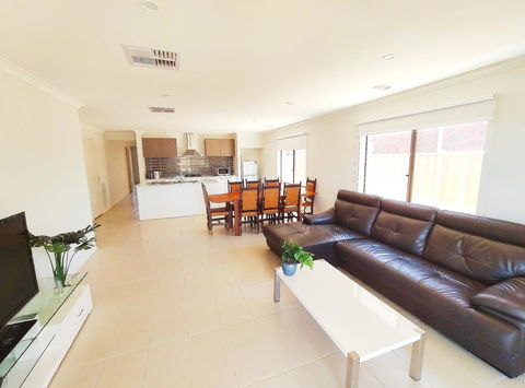 Comfortable 5BR House 6mins To Werribee Station.Great Ocean Road Tourist Stopover - Events Australia 0