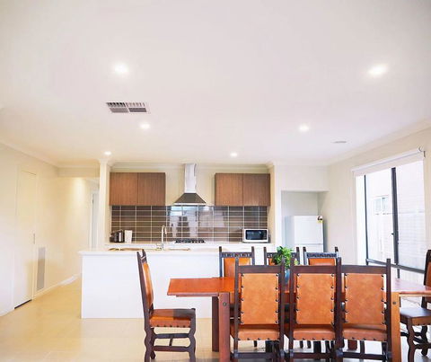 Comfortable 5BR House 6mins To Werribee Station.Great Ocean Road Tourist Stopover - Events Australia 3