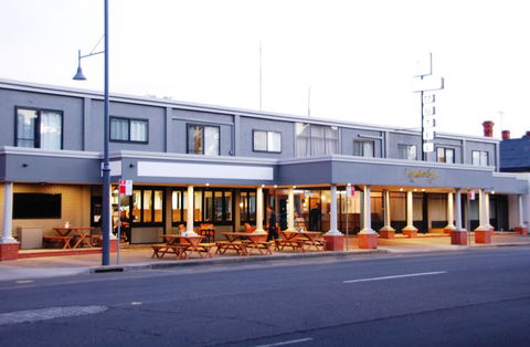 Commodore Motor Inn - Accommodation Europe 0