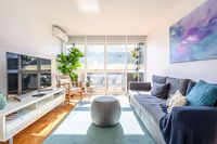 COMO A South Yarra Delight Car Park and King Bed