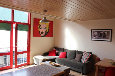 Cora Lynn - Apartment 18 - Events Australia 0