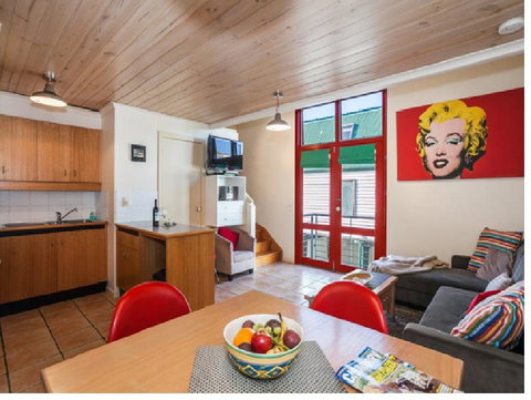 Cora Lynn - Apartment 18 - Events Australia 1