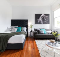 Cosy nook in inner-city Victorian mansion - Events Australia