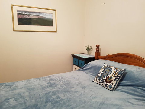 Cosy Quiet Bedroom Ferny Grove - Events Australia 1