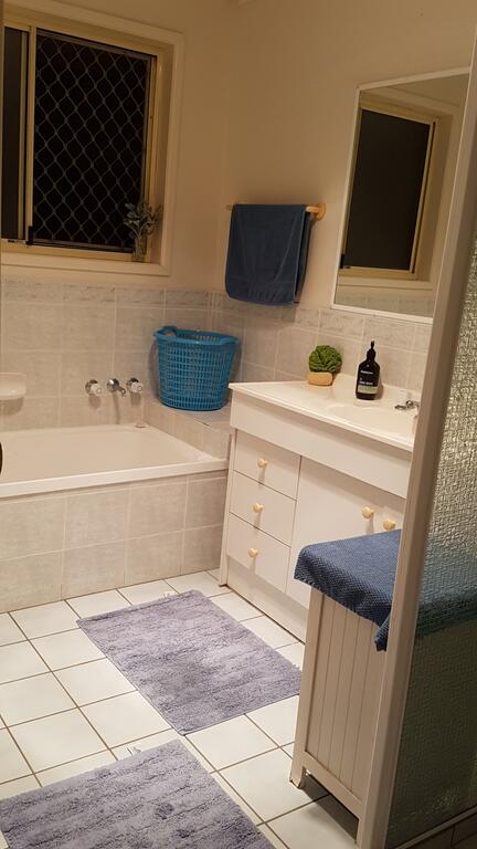 Cosy Quiet Bedroom Ferny Grove - Events Australia 3