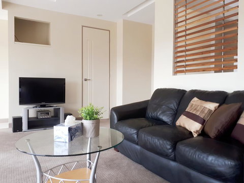 Couples Retreat With Mountain View Near Hobart - Events Australia 3