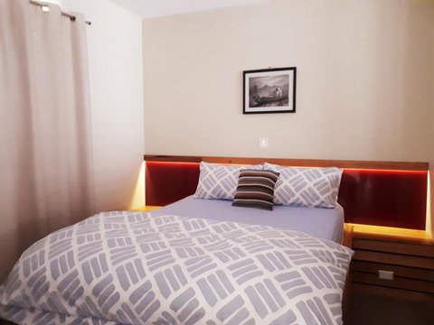 Couples Retreat With Mountain View Near Hobart - Events Australia 1