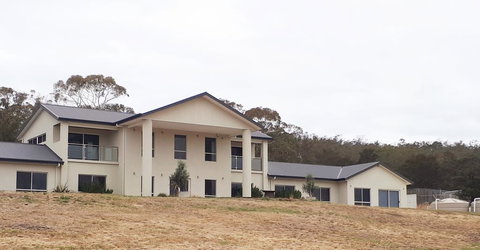 Couples Retreat With Mountain View Near Hobart - Events Australia 2