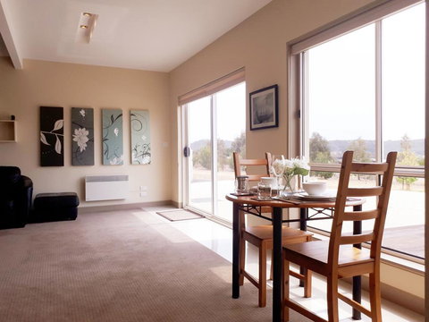 Couples Retreat With Mountain View Near Hobart - Events Australia 0