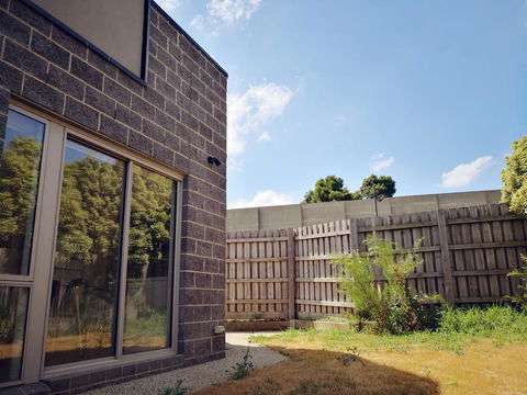 Delicate And Peaceful Bundoora Townhouse 11-R4 - Events Australia 1