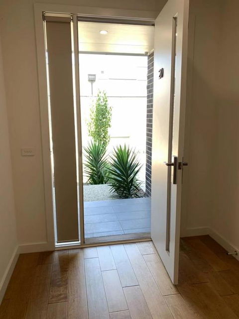 Delicate And Peaceful Bundoora Townhouse 11-R4 - Events Australia 3