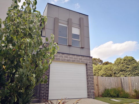 Delicate And Peaceful Bundoora Townhouse 7-R4 - Events Australia 0