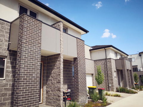 Delicate And Peaceful Bundoora Townhouse 7-R4 - Events Australia 1