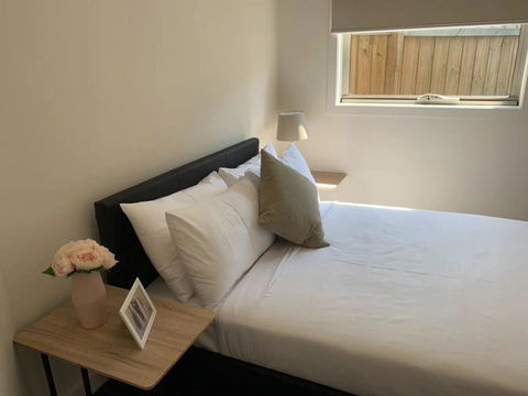 Delicate And Peaceful Bundoora Townhouse 7-R4 - Events Australia 3