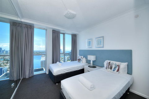 Deluxe Chevron Renaissance - Tourism Bookings 2