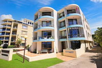 Eastbourne U4 80 Esplanade Golden Beach