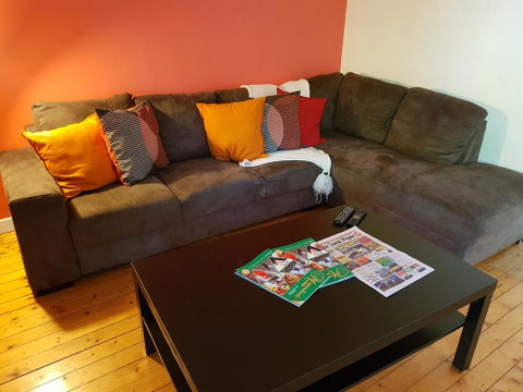 Family Getaway In Eildon - Pet Friendly - Tourism Bookings 3