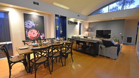 FLORENCE HOUSE Sundrenched Luxury With Pool & Deck - Accommodation Europe 3