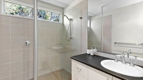 FLORENCE HOUSE Sundrenched Luxury With Pool & Deck - Accommodation Europe 1