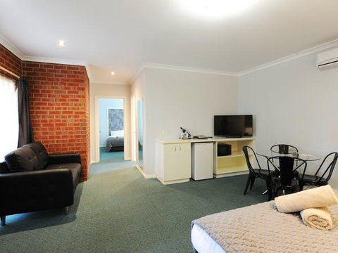 Golden Reef Motor Inn - Events Australia 1