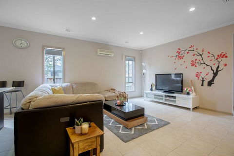 Gorgeous 4BR Home In Point Cook - Events Australia 0