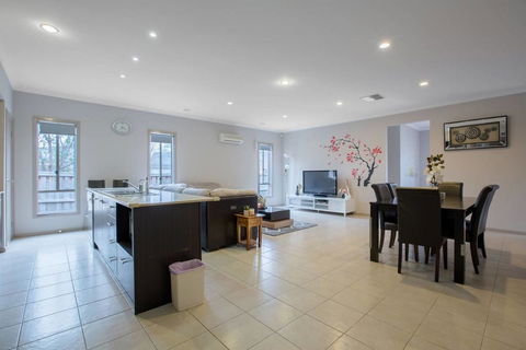 Gorgeous 4BR Home In Point Cook - Events Australia 3
