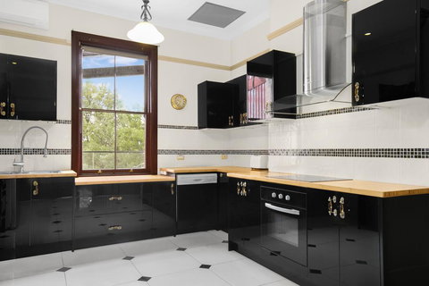 Grand & Central On George - Unique - Opulent - Accommodation Europe 3