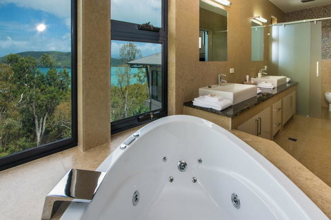 GRAND LUXURY MANSION WITH POOL, 2 BUGGIES AND FABULOUS OCEAN VIEWS - Events Australia 2