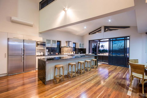 GRAND LUXURY MANSION WITH POOL, 2 BUGGIES AND FABULOUS OCEAN VIEWS - Events Australia 3