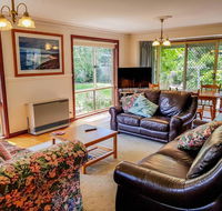 GUMS  ROSES - Family home in the heart of town. - Events Australia