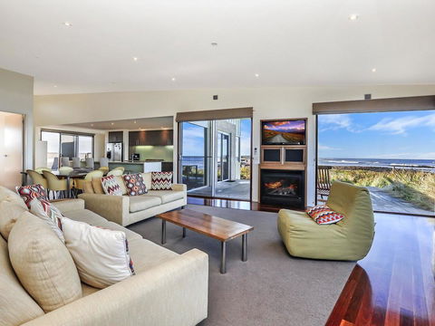 HEARN'S BEACHSIDE VILLA 9 - Events Australia 2