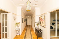 Hillside Cottage  Comfy Spacious Walk to CBD  Stannies