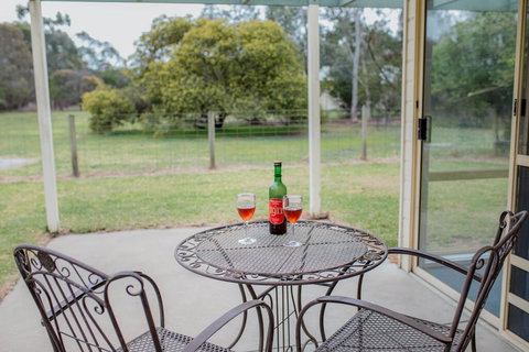 Karinya Cottage - Pet Friendly Country Retreat - Events Australia 0