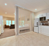 King I - you can honestly walk to Bimbadgen and Hope Estate concerts - Accommodation Europe