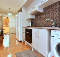 King II - you can honestly walk to Bimbadgen and Hope Estate concerts - Accommodation Europe