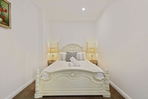 KOZYGURU Belrose Modern Designer 2 Bed + FREE Parking - Events Australia 2