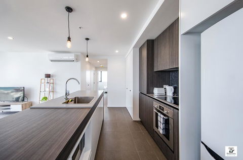 KOZYGURU BROADBEACH AMAZING VIEW 2 BED APT + FREE PARKING WALK TO BEACH QBR004 - Events Australia 3