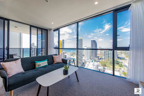 KOZYGURU BROADBEACH AMAZING VIEW 2 BED APT + FREE PARKING WALK TO BEACH QBR004 - Events Australia 0