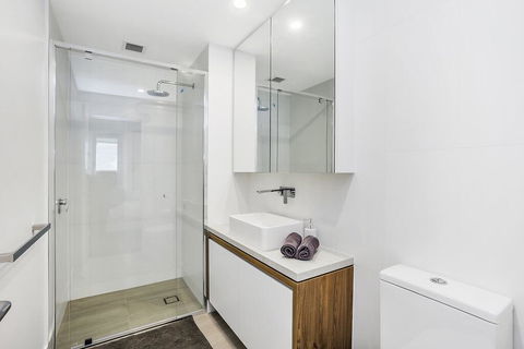 KOZYGURU FORTITUDE VALLEY 2 BED DESIGNER APT + FREE PARKING QFV179-803 - Events Australia 2