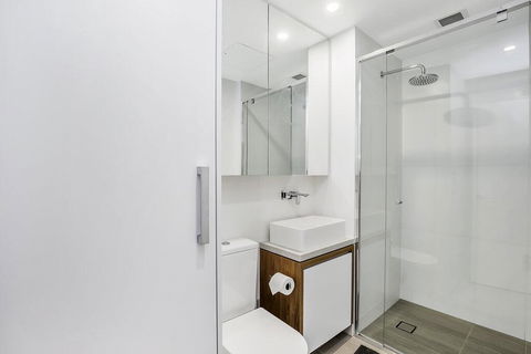 KOZYGURU FORTITUDE VALLEY 2 BED DESIGNER APT + FREE PARKING QFV179-803 - Events Australia 1