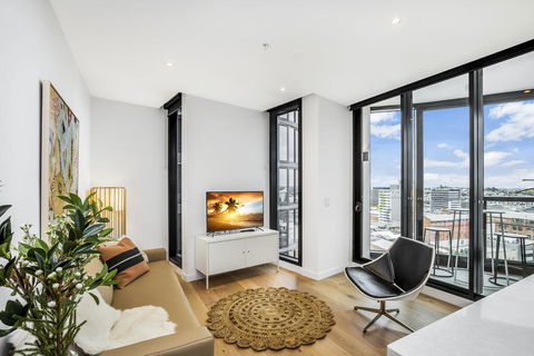KOZYGURU FORTITUDE VALLEY DESIGNER GRADE 2 BED APT FREE PARKING QFV179-1401 - Events Australia 3