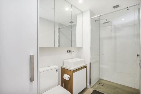 KOZYGURU FORTITUDE VALLEY DESIGNER GRADE 2 BED APT FREE PARKING QFV179-1401 - Events Australia 1
