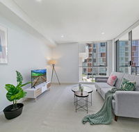 KOZYGURU MASCOT WALK TO STATION MODERN DESIGNER 2 BED APT FREE PARKING NMA260-312 - Events Australia