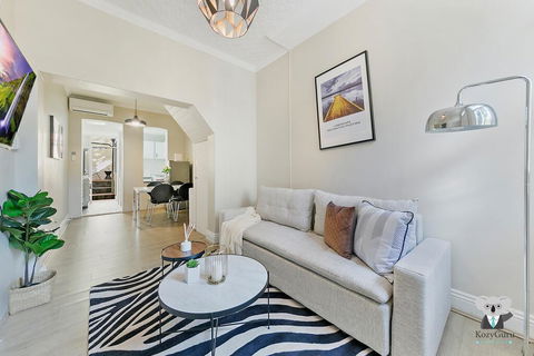 KOZYGURU SYDNEY CBD DARLINGHURST SPLIT LEVEL 2 BEDROOM TOWNHOUSE NDA023 - Events Australia 3