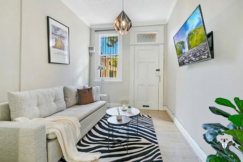 KOZYGURU SYDNEY CBD DARLINGHURST SPLIT LEVEL 2 BEDROOM TOWNHOUSE NDA023 - Events Australia 0