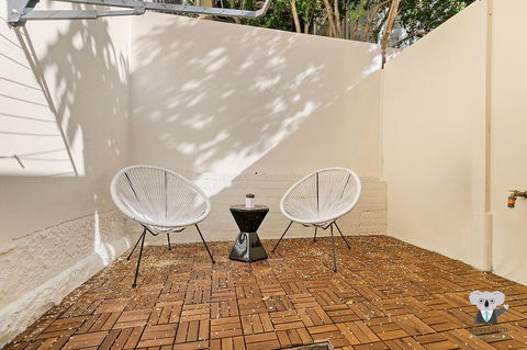 KOZYGURU SYDNEY CBD DARLINGHURST SPLIT LEVEL 2 BEDROOM TOWNHOUSE NDA023 - Events Australia 1