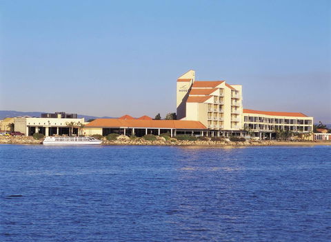 Lakes Hotel - Events Australia 0